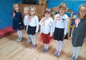 Dzieci stoją na baczność do Hymnu Polski